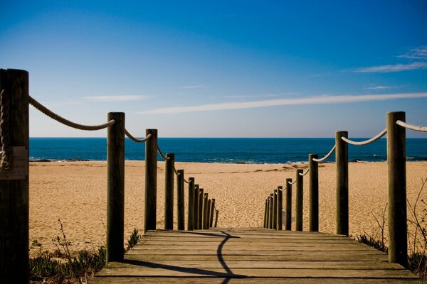 Pont en bois à la plage et à la mer