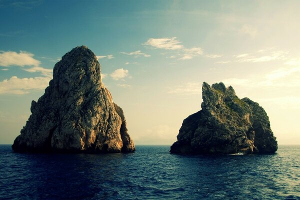 جزيرتان حجريتان في البحر