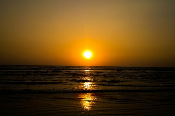 Goldener Sonnenuntergang. Reflexion der Sonne im Wasser