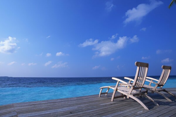 Chaises de toile sur une île tropicale