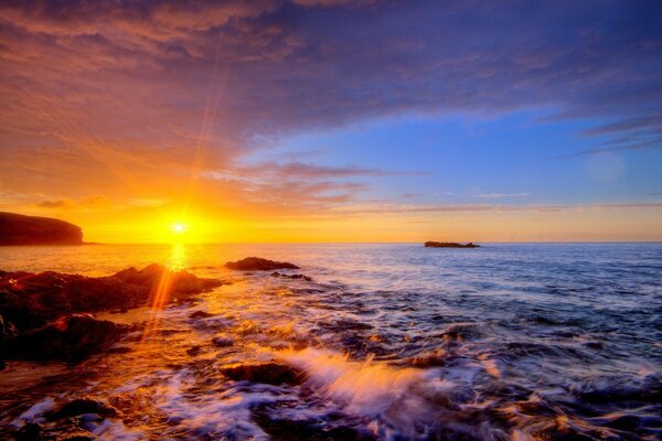 Tramonto sul mare. Acqua. Cielo al tramonto