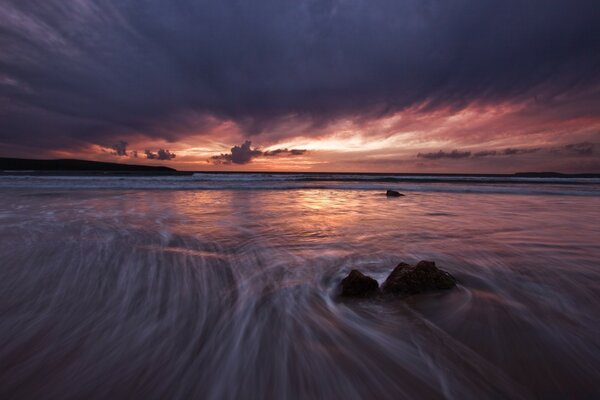 Puesta de sol en la playa de la oscuridad