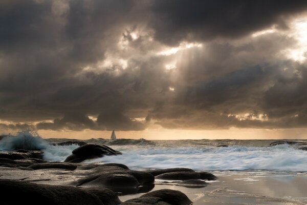 Mer. Nuages lourds. Voilier