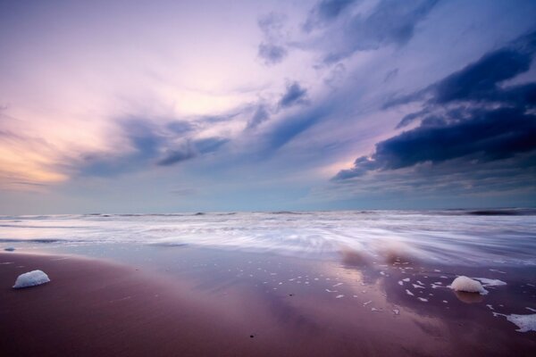 Praia de areia no fundo do pôr do sol