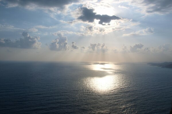 Die Sonne kommuniziert durch die Wolken mit dem Meer