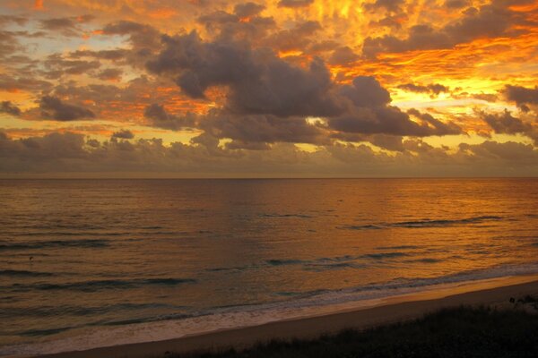 Atemberaubender Sonnenuntergang am Meer