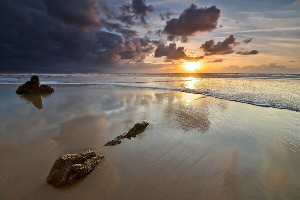 Puesta de sol sobre el mar tranquilo