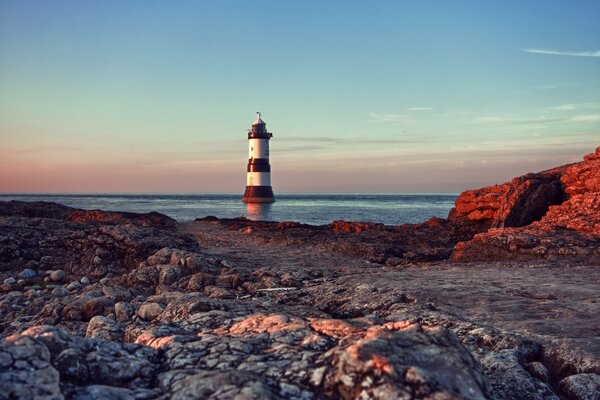 Phare sur fond de mer