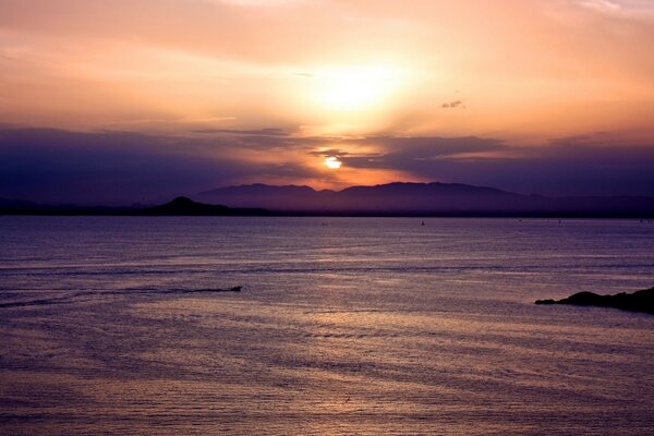 O mar e o pôr-do-sol, ou talvez o amanhecer? Não, Não, só o mar... O sol, a vontade, a luz