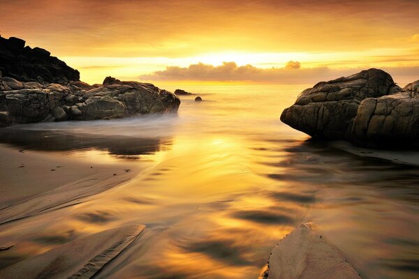 Magische Bucht bei goldenem Sonnenuntergang