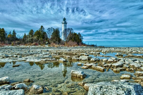 Océano. Faro solitario. Cielo. Naturaleza