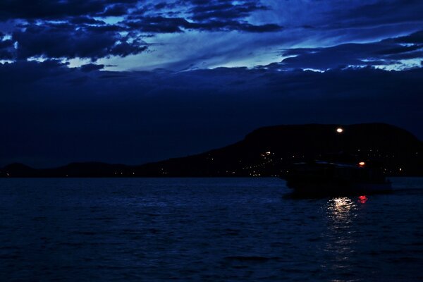 Paisaje nocturno de la costa del mar