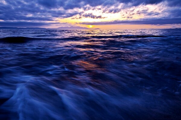 Aire del mar. Ondas. Amanecer