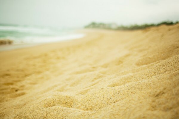 Praia de areia no belo mar