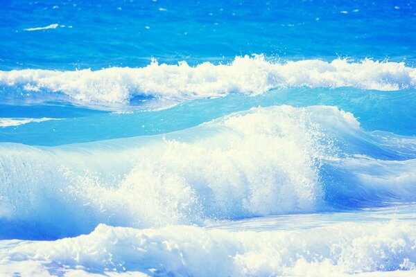 Surf poderoso do oceano em um dia ensolarado e claro