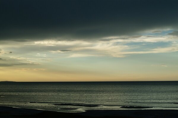 Num surf sur fond de coucher de soleil