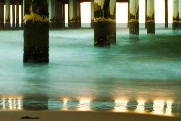 Puente. Agua del océano. Luz en el agua