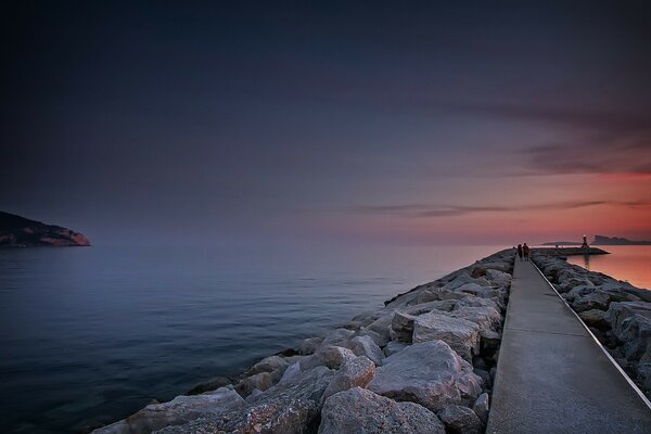 Die Straße am Meer führt in die Ferne