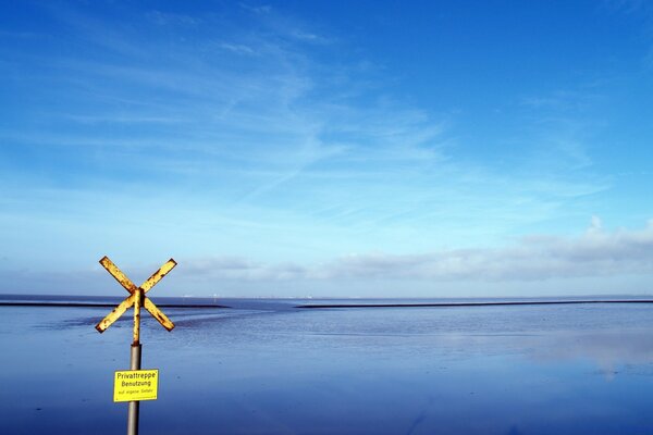 Blauer Himmel spiegelt sich im Wasser wider