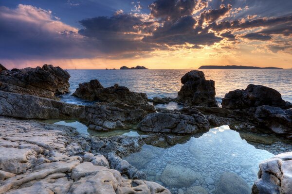 Costa rochosa com águas calmas e transparentes