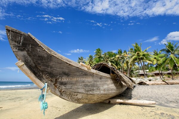 Altes traditionelles Boot am Strand