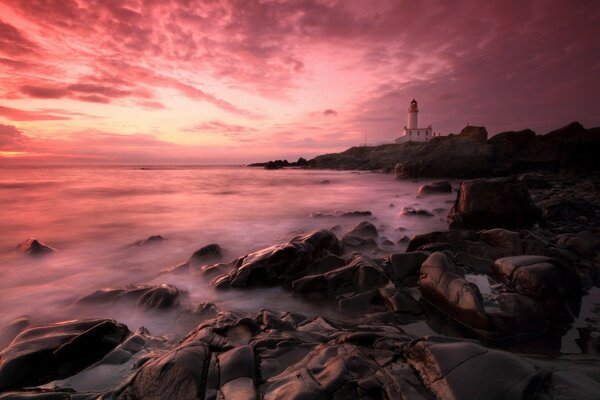 Faro en la bruma del mar de la mañana