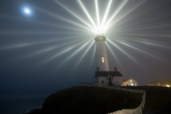 Le phare illumine tout le ciel étoilé