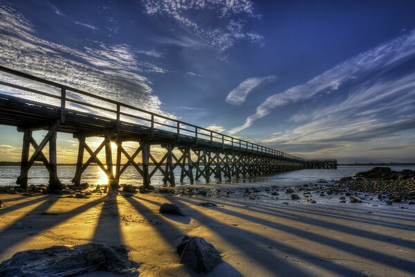 Schöner Sonnenuntergang am Meer Wasser