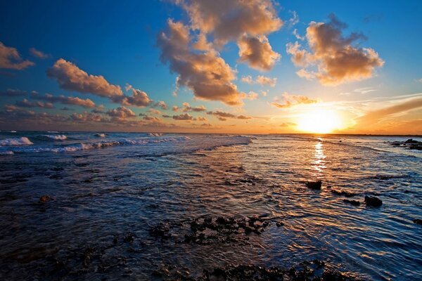 Coucher de soleil doré se reflète dans l eau de mer