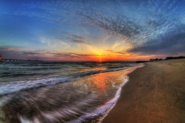 Maré do mar ao pôr do sol