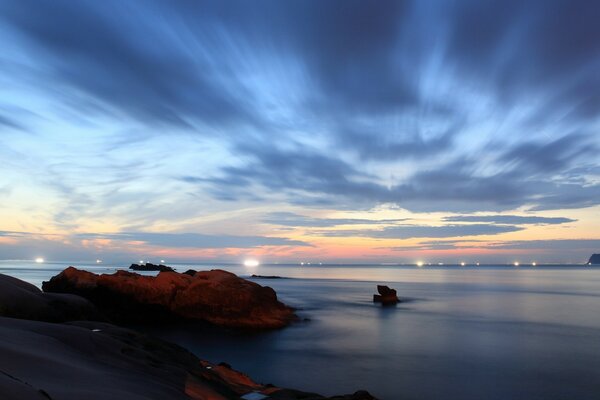 Amanecer rosado sobre la superficie del agua