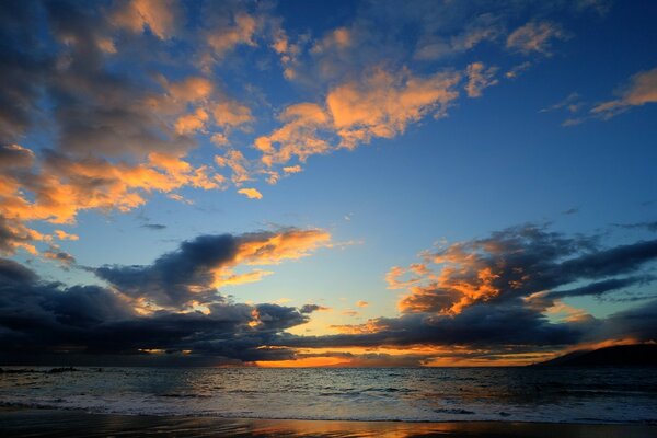 Sonnenuntergang und Sonnenaufgang am Meer. Kleine Wellen