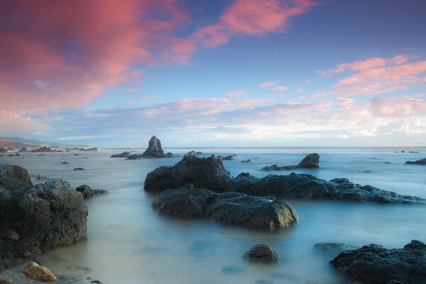 Paisaje marino con puesta de sol rosa