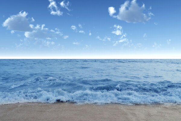 Onde sciatte che lavano la riva del mare sotto il cielo spensierato