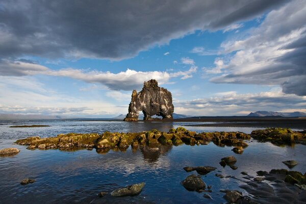 Alta roccia scolpita dalle onde del mare