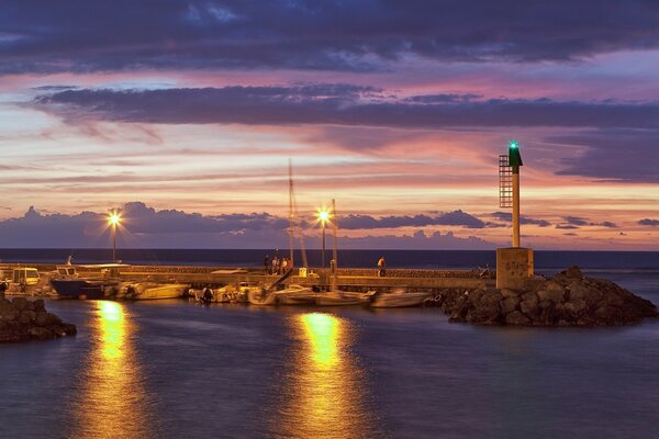 Bahía iluminada y hermosa puesta de sol