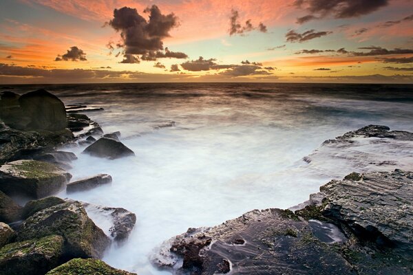 Bellissimo tramonto sulla spiaggia rocciosa