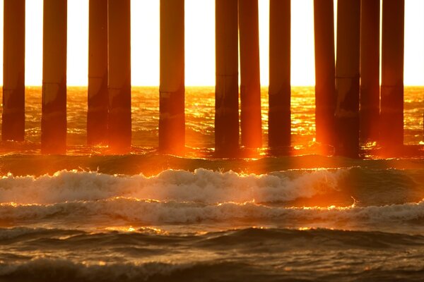 A sunny sunset over the foaming waves of the sea