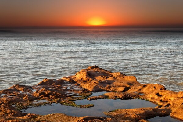 Sonnenuntergang in der Abenddämmerung am Meer und Meer