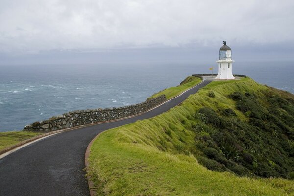 Paisaje pintoresco con un faro junto al mar