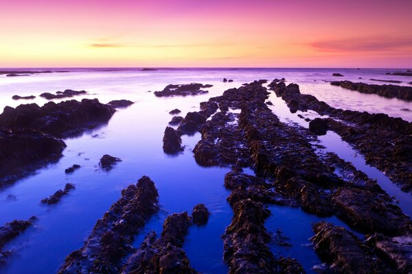 Reflejo de la puesta de sol en las aguas del océano