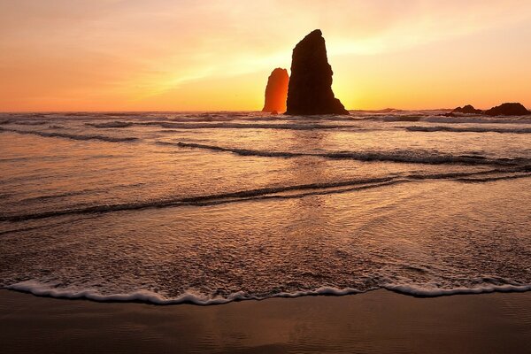 Le rocher dans les rayons du coucher du soleil scintille