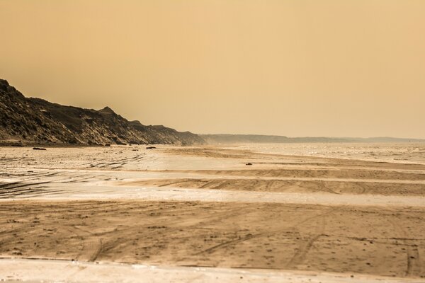 Ein einsamer Strand am Meer mit felsiger Küste