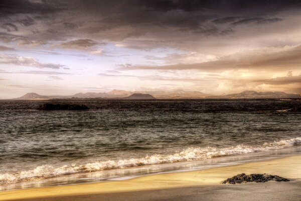 Bella spiaggia e mare al tramonto