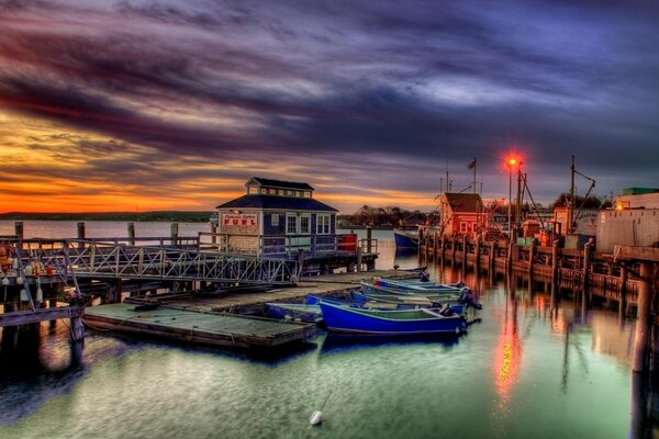 Liegeplatz und Boote bei Sonnenuntergang