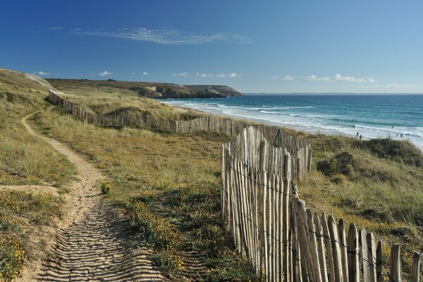 Wilder Strand am Meer