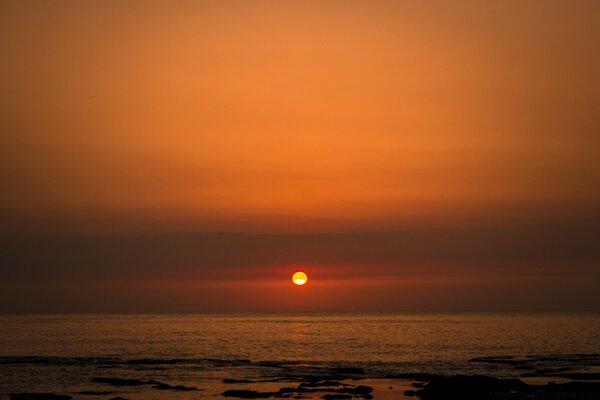 Tramonto sul mare calmo, il sole tramonta nell oceano