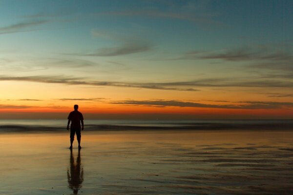 Mann am Meer bei Sonnenuntergang