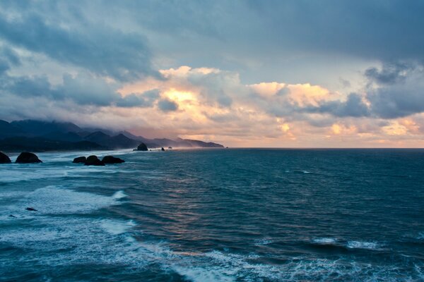 天气恶劣时海面上的雷声，海岸岩石上的泡沫破浪