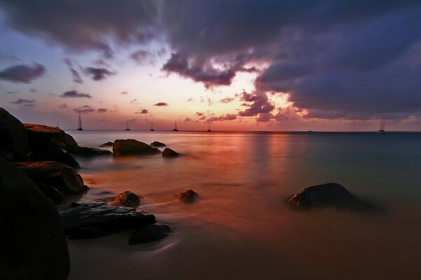 Tramonto rosso nel riflesso dell oceano